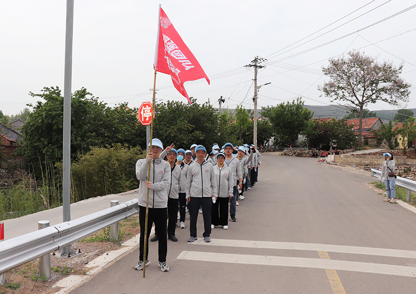 博陽機(jī)械舉行“凝聚堅(jiān)強(qiáng)團(tuán)隊(duì) 攜手勇攀高峰”徒步登山活動