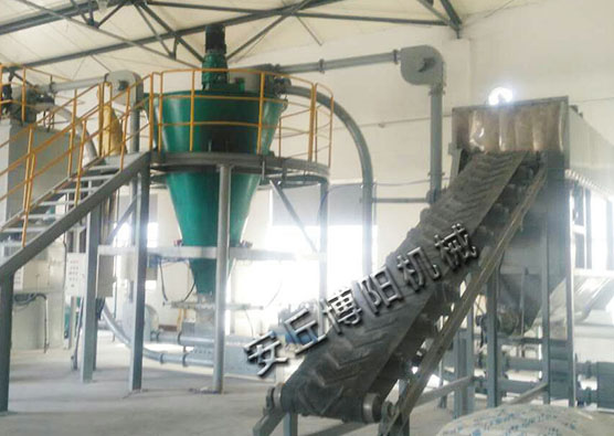 無塵輸送機搭配管鏈輸送機，就解決了車間的揚塵問題