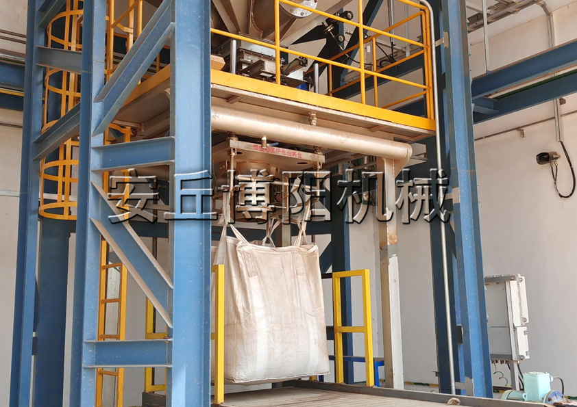 石墨粉噸袋包裝機(jī)為什么得了廣大用戶的喜愛(ài)？